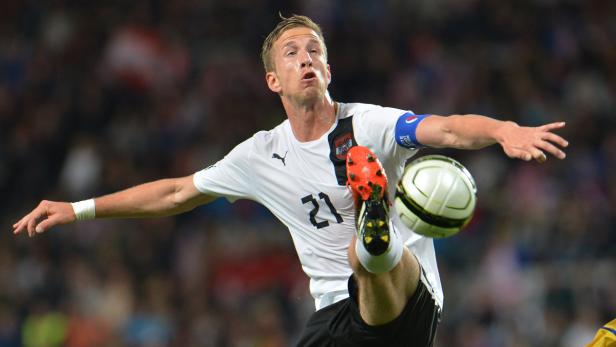 Ein österreichischer Fußballspieler schießt einen Ball.