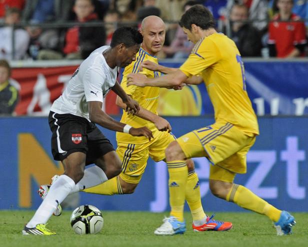 Fußballspieler kämpfen um den Ball während eines Spiels.