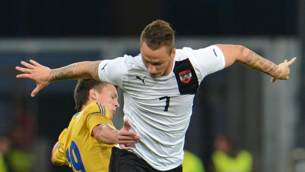 Zwei Fußballspieler kämpfen um den Ball.