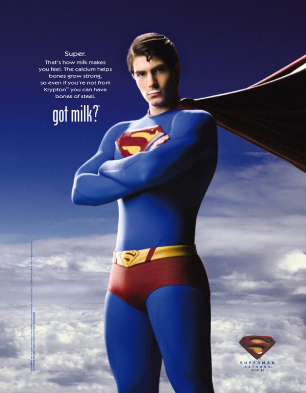 Ein Werbeplakat mit Superman, der für Milch wirbt.