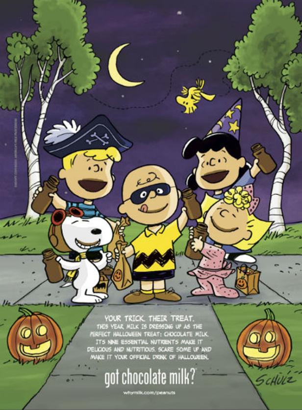 Die Peanuts-Bande in Halloween-Kostümen hält Schokoladenmilchflaschen in der Hand.