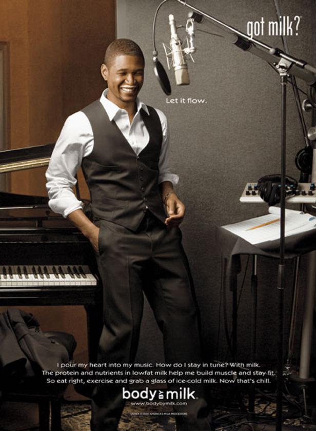 Usher posiert in einem Aufnahmestudio neben einem Klavier für eine „Got Milk“-Anzeige.