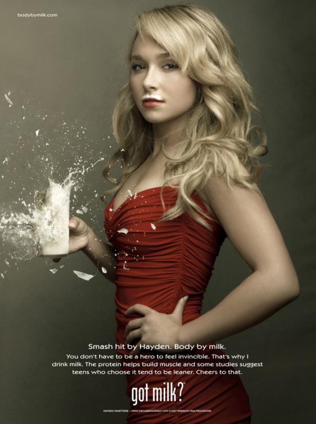 Hayden Panettiere in einer „Got Milk?“-Kampagne mit einem Milchbart und einem zerbrechenden Glas Milch.