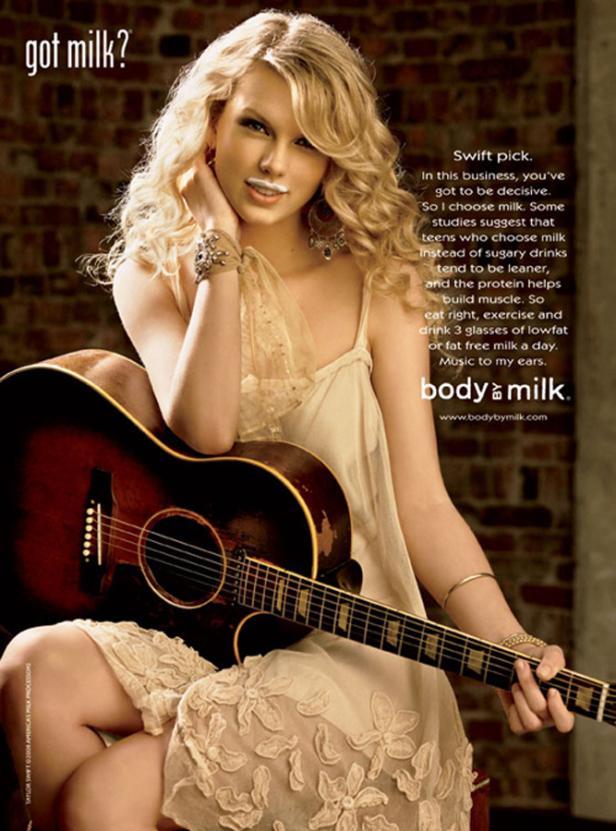 Taylor Swift posiert mit Milchbart und Gitarre für eine „Got Milk?“-Kampagne.