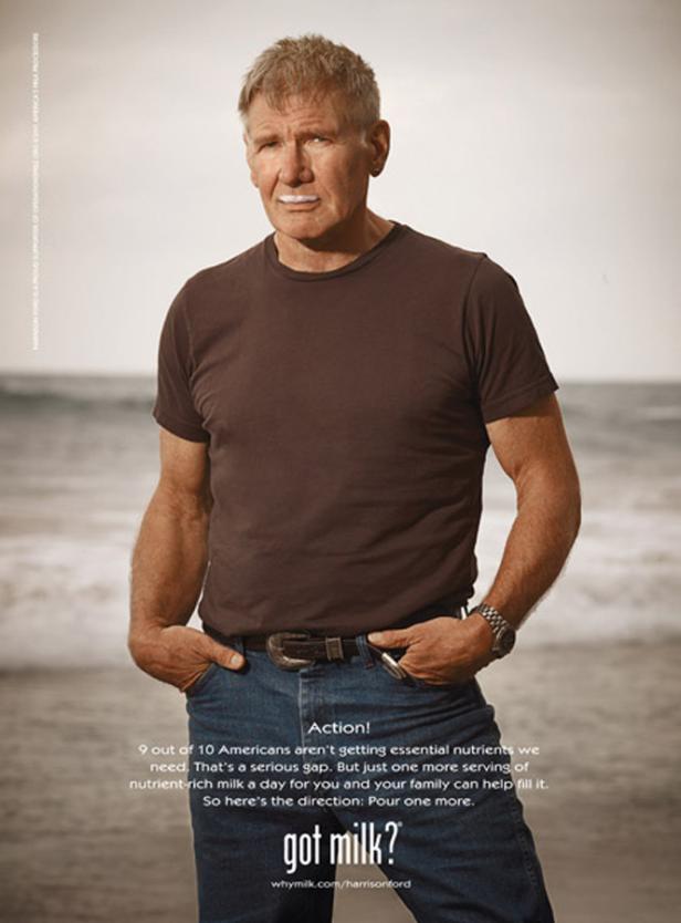 Harrison Ford mit einem Milchbart in einer „Got Milk?“-Anzeige am Strand.