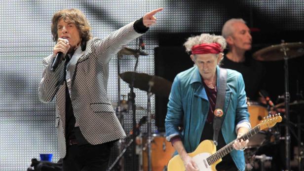 Mick Jagger und Keith Richards treten mit den Rolling Stones auf einer Bühne auf.