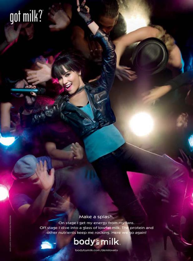 Demi Lovato in einer „Got Milk?“-Anzeige, umgeben von Fans.