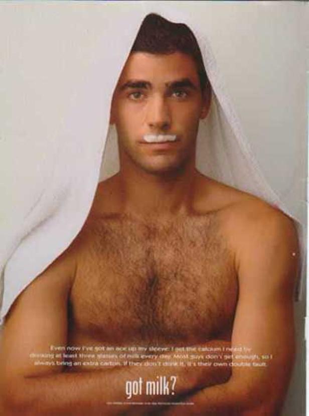 Ein Mann mit einem Milchbart und einem Handtuch auf dem Kopf wirbt für „Got Milk?".