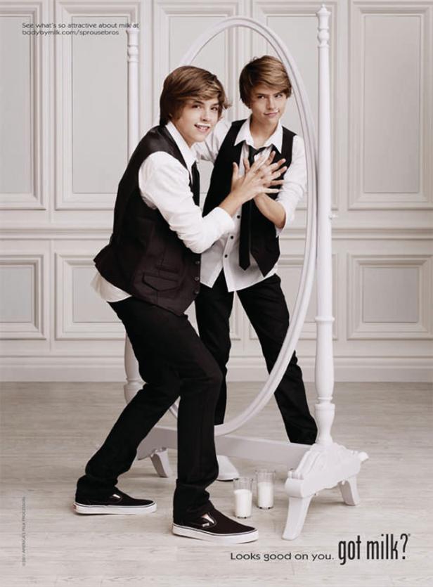 Die Sprouse-Zwillinge posieren in Anzügen vor einem Spiegel für eine „Got Milk?“-Kampagne.