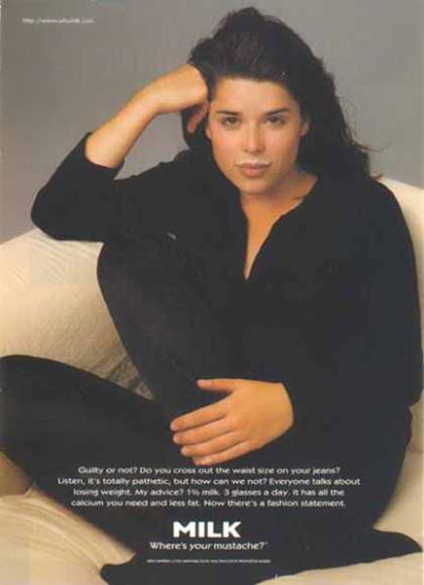 Neve Campbell posiert mit einem Milchbart für eine „Got Milk?“-Anzeige.
