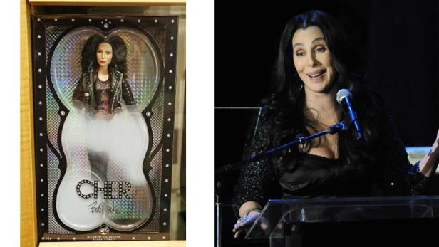 Eine Cher-Barbiepuppe in Originalverpackung und ein Foto von Cher bei einer Veranstaltung.