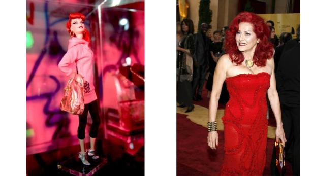 Ein Foto zeigt eine Puppe im pinken Hoodie und die Schauspielerin Diane Warren in einem roten Kleid.