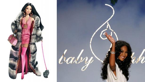 Links eine Barbie im rosa Kleid und Pelzmantel, rechts Kimora Lee Simmons vor einem „Baby Phat“-Logo.