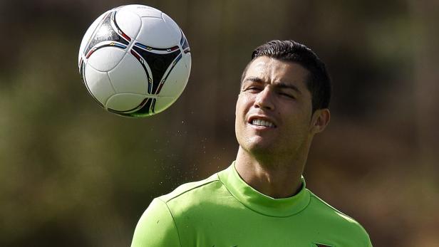 Cristiano Ronaldo köpft einen Fußball.