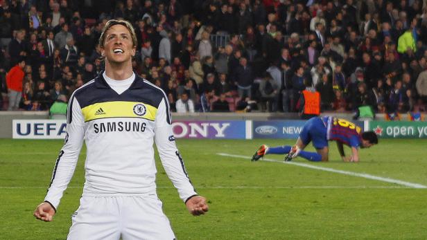 Fernando Torres jubelt auf dem Spielfeld, während ein Gegenspieler am Boden liegt.