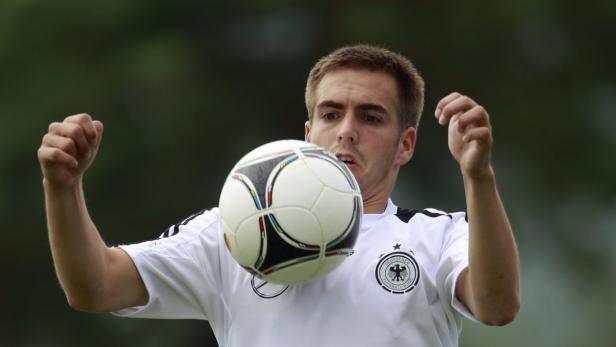 Ein Fußballspieler der deutschen Nationalmannschaft jongliert einen Ball mit dem Kopf.