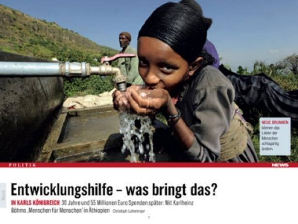 Ein junges Mädchen trinkt Wasser aus einem Brunnen in Äthiopien.