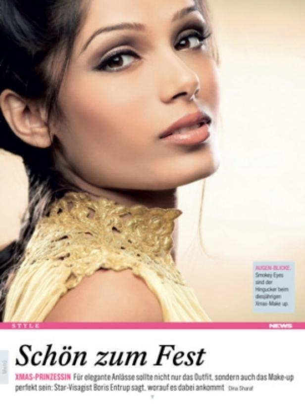 Porträt einer Frau mit Smokey Eyes und goldenem Oberteil.