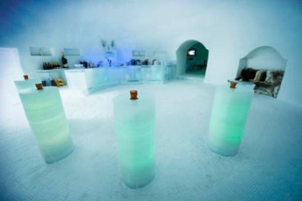 Innenansicht einer Bar und Lounge in einem Iglu-Hotel.