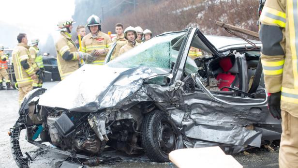 TIROL: UNFALL AUF DRAUTALSTRASSE IN OSTTIROL FORDE Großmutter und Mutter bei Unfall getötet
