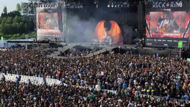 Eine große Menschenmenge genießt ein Konzert auf der Bühne des „Rock am Ring“-Festivals.