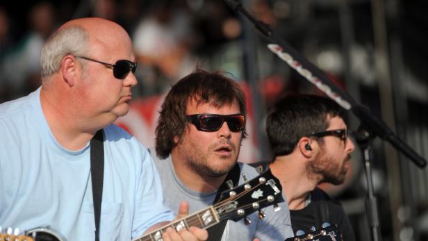 Die Band Tenacious D tritt mit ihren Gitarren auf einer Bühne auf.