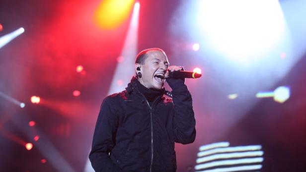 Chester Bennington von Linkin Park singt während eines Konzerts ins Mikrofon.