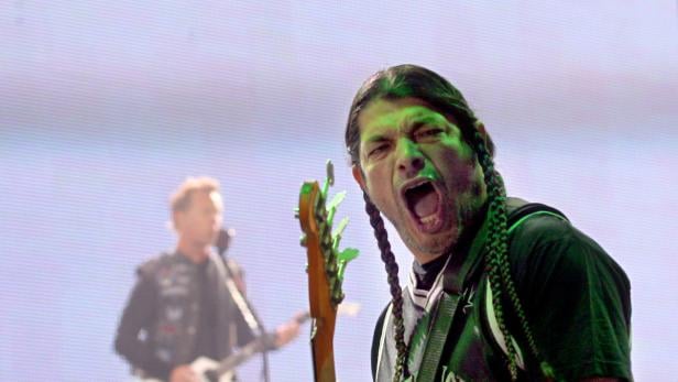 Robert Trujillo von Metallica spielt Bass und singt während eines Konzerts.