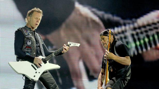 James Hetfield und Robert Trujillo von Metallica treten auf der Bühne auf.