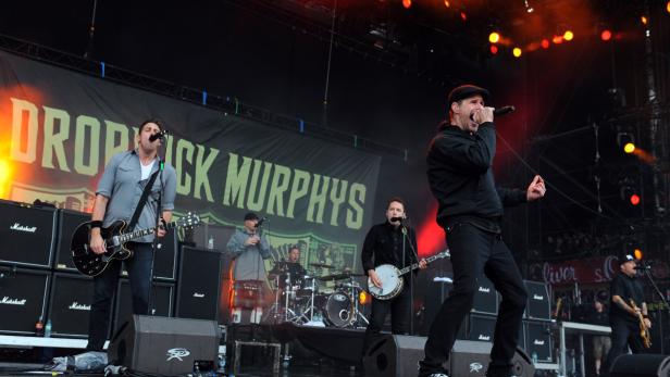 Die Band Dropkick Murphys tritt live auf einer Bühne auf.