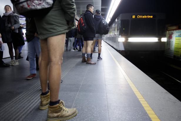 Menschen ohne Hosen warten auf einem Bahnsteig der U-Bahnlinie U3 in Wien.
