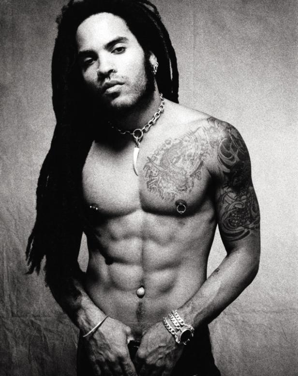 Schwarzweißporträt von Lenny Kravitz mit freiem Oberkörper und Dreadlocks.