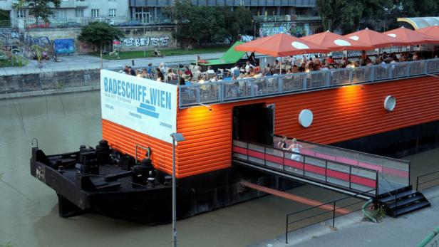 Das Badeschiff Wien, ein schwimmendes Lokal auf einem Kanal, ist gut besucht.