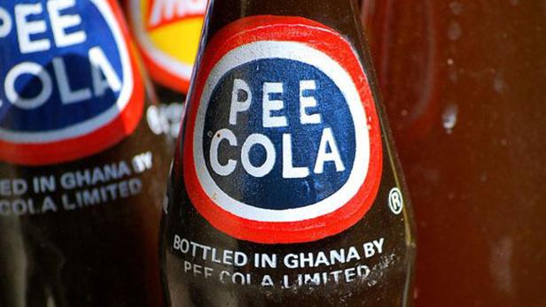 Nahaufnahme von Flaschen der ghanaischen Limonade „Pee Cola“.