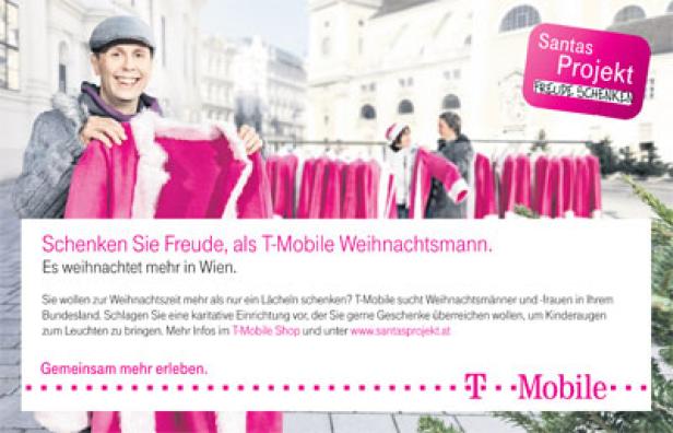 Ein Mann hält einen pinkfarbenen Weihnachtsmannmantel in Wien für das T-Mobile-Weihnachtsmann-Projekt.