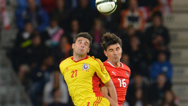 Zwei Fußballspieler kämpfen um einen Ball in der Luft.