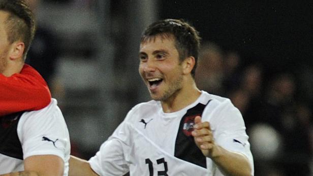 Ein jubelnder Fußballspieler im Trikot der österreichischen Nationalmannschaft.