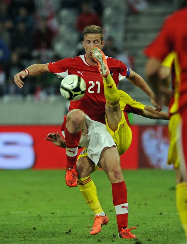 Ein Fußballspieler versucht, den Ball mit dem Fuß zu spielen.