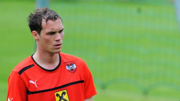 Ein Fußballspieler im rot-schwarzen Trikot des österreichischen Nationalteams.