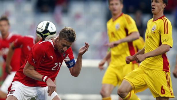 Ein österreichischer Fußballspieler köpft den Ball.