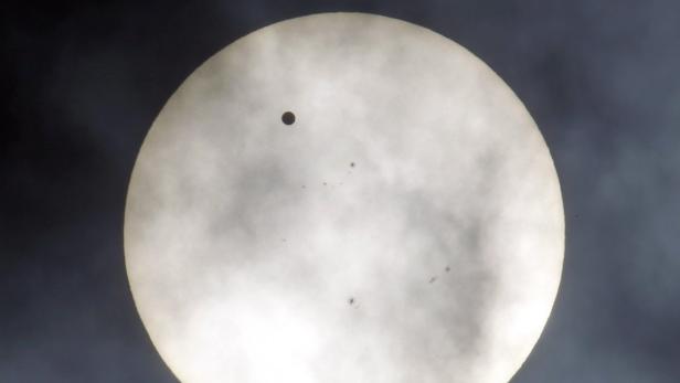 Die Venus ist vor der Sonne zu sehen.