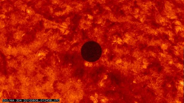 Die Venus zieht vor der Sonne vorbei, gesehen von der Raumsonde SDO.