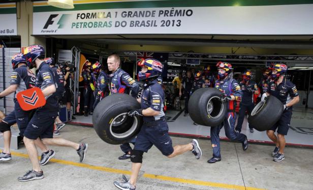 Boxencrew von Red Bull rennt mit Reifen beim Großen Preis von Brasilien 2013.
