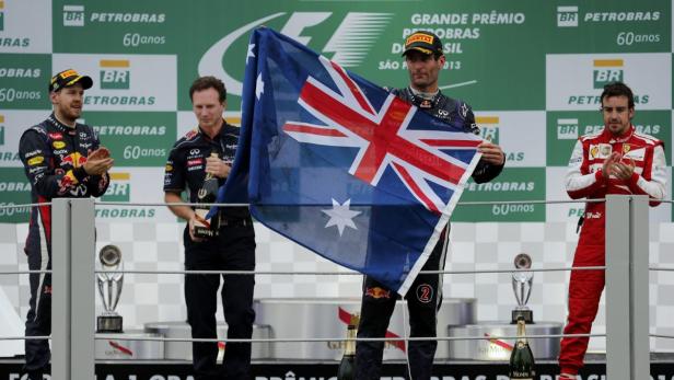 Mark Webber feiert seinen Sieg beim Großen Preis von Brasilien mit der australischen Flagge.