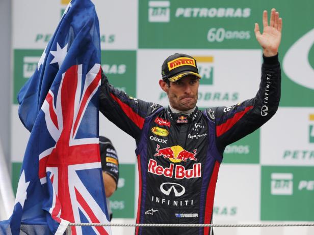 Mark Webber feiert mit der australischen Flagge seinen Sieg.