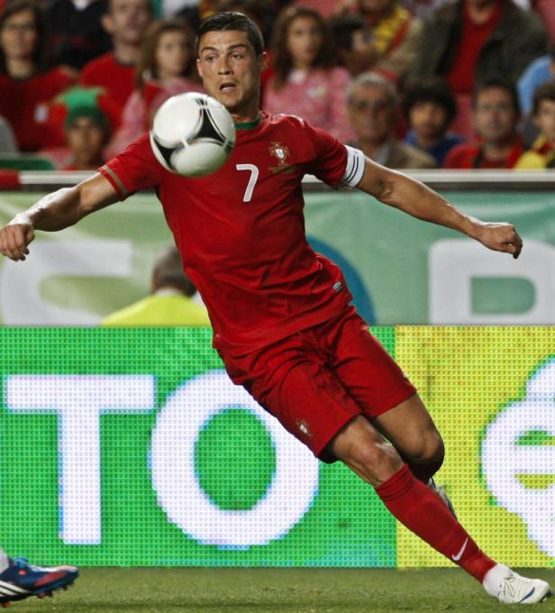 Cristiano Ronaldo bei einem Fußballspiel mit dem Ball am Kopf.