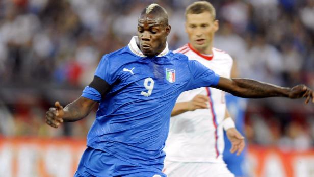 Mario Balotelli im blauen Trikot der italienischen Nationalmannschaft während eines Fußballspiels.