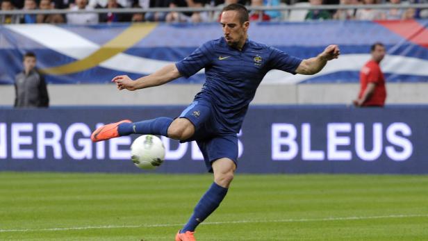 Franck Ribéry schießt den Ball während eines Fußballspiels.
