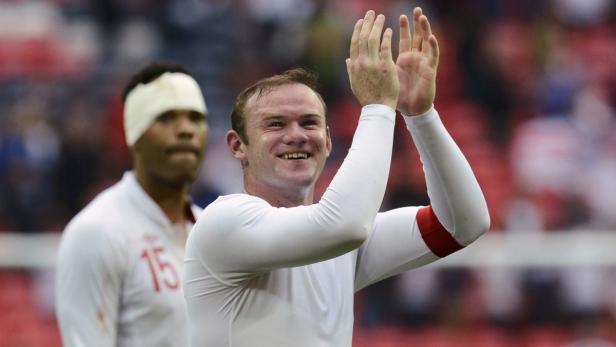 Wayne Rooney klatscht während eines Fußballspiels in die Hände.