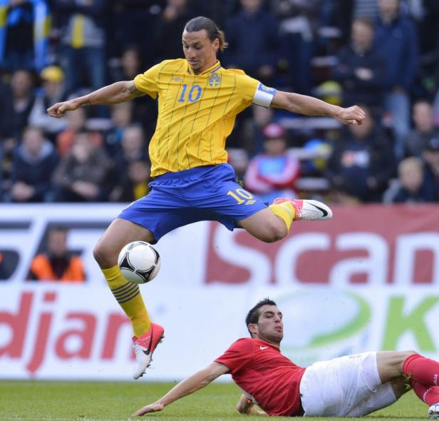 Zlatan Ibrahimović springt während eines Fußballspiels in die Luft, um den Ball zu spielen.